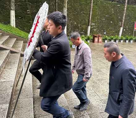 中共井冈山红井冈培训基地支部委员会开展清明祭英烈活动